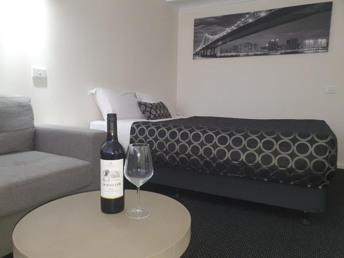 Charles Sturt Motor Inn West Wyalong Kültér fotó