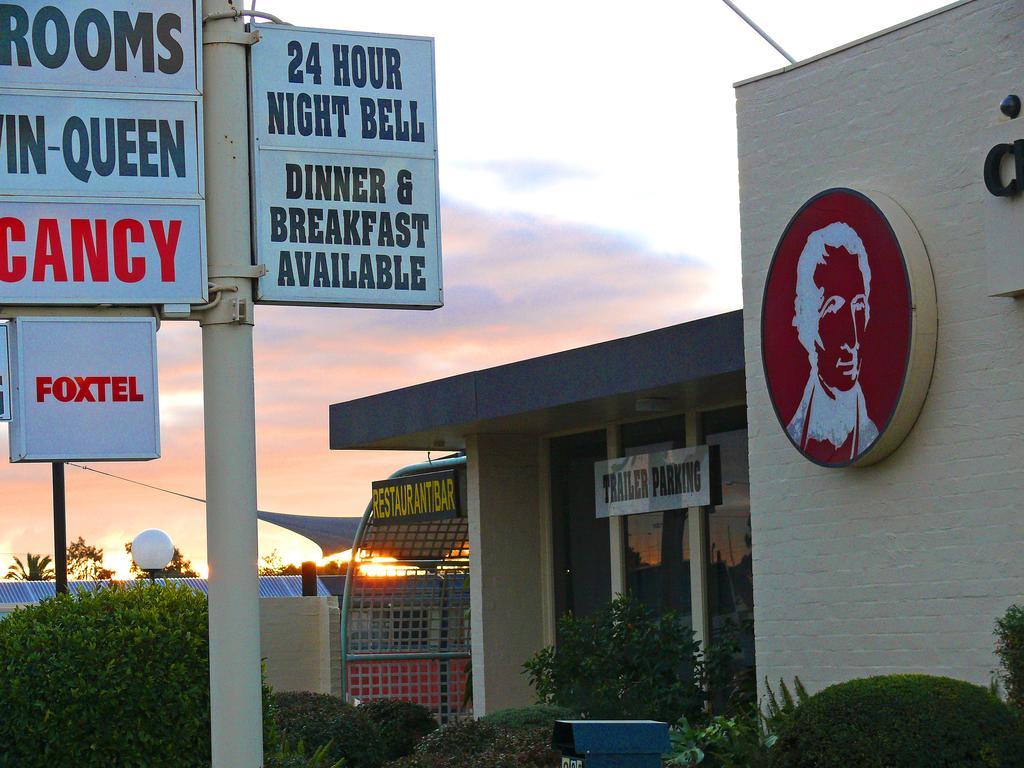 Charles Sturt Motor Inn West Wyalong Kültér fotó