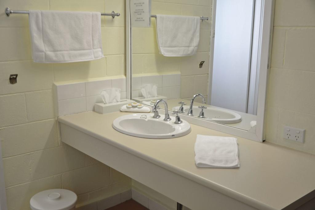 Charles Sturt Motor Inn West Wyalong Kültér fotó