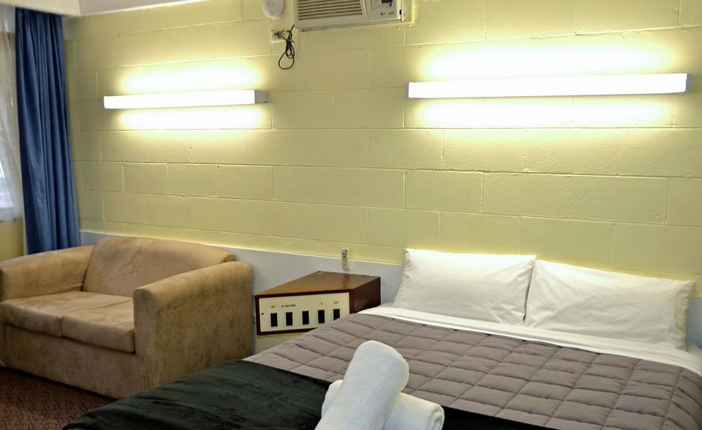 Charles Sturt Motor Inn West Wyalong Kültér fotó