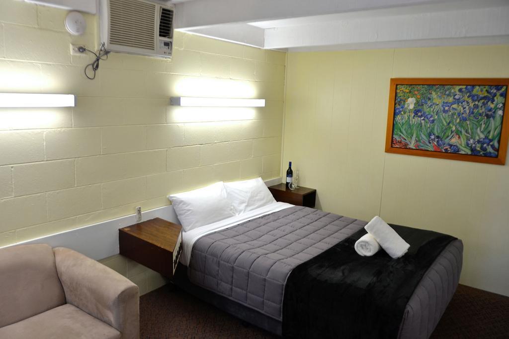 Charles Sturt Motor Inn West Wyalong Kültér fotó
