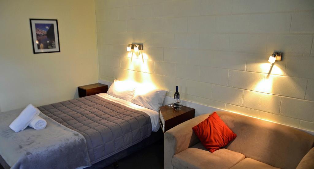 Charles Sturt Motor Inn West Wyalong Kültér fotó